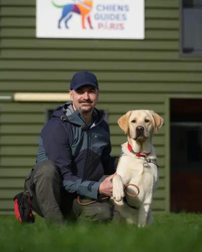 Photo d'Aurélien, moniteur à Buc avec son chien , un labrador de couleur sable