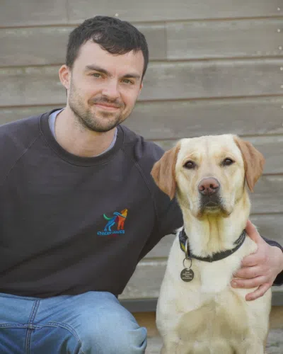 Tom, animalier à Buc avec à sa droite, un labrador de couleur sable