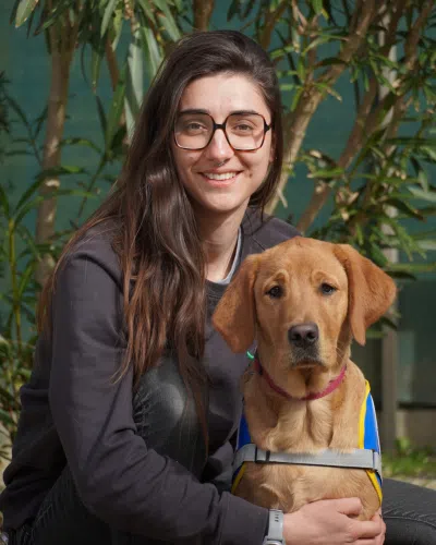 Tiffany, éducatrice au pole famille d'accueil de Buc avec son chien, un labrador de couleur roux
