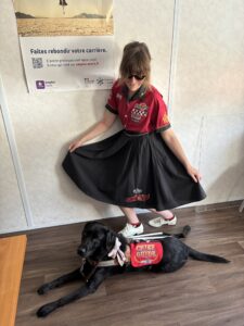 Photo de Cécile et Tara, dans un bureau.