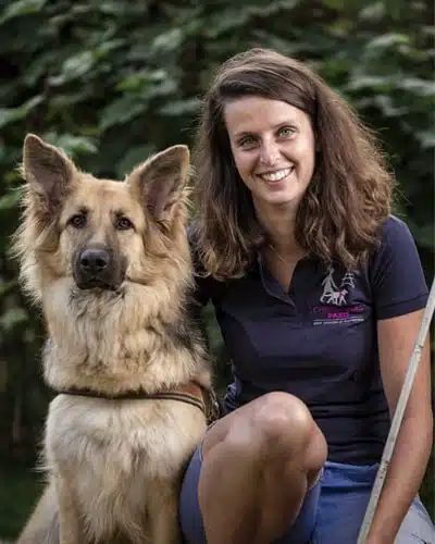 Aurore assise à côté d'un chien guide