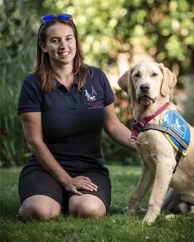 Kathleen assise à côté d'un chien guide