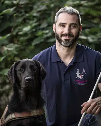 Benjamin Valembois posant aux côtés d'un chien guide