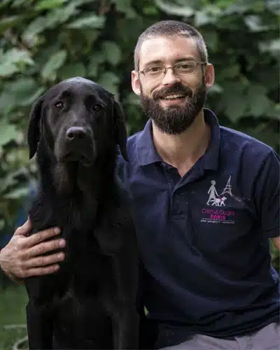 Bruno assis à côté d'un chien