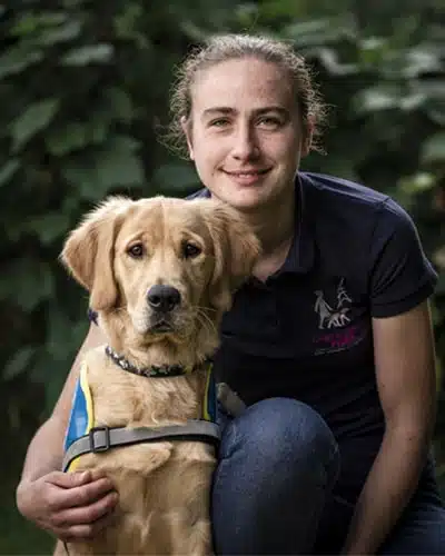 Céline assise à côté d'un chien guide