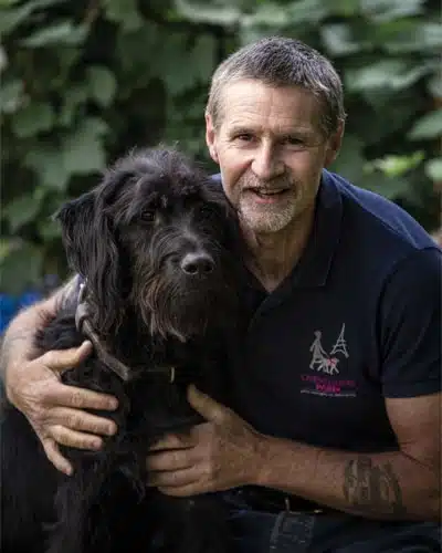 Colin posant avec un chien guide