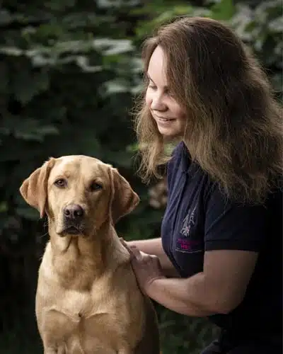 Delphine Bureau posant aux côtés d'un chien guide