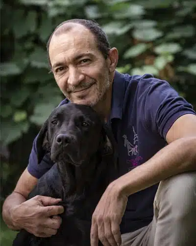 François assis à côté d'un chien 