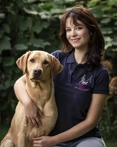 Laura Meynier posant aux côtés d'un chien guide
