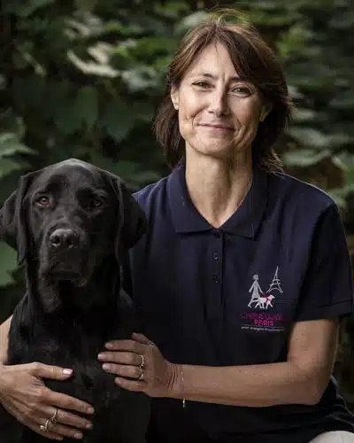 Marie-Lyne posant avec un chien guide
