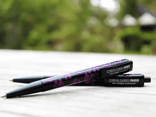 Stylo noir avec des imprimés pattes de chien