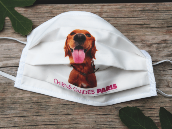 Masque barrière individuel avec un chien et le texte "Chiens Guides de Paris"