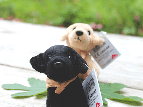 Porte clef avec une petite peluche noir en forme de chien avec un dossard "Chiens Guides de Paris"