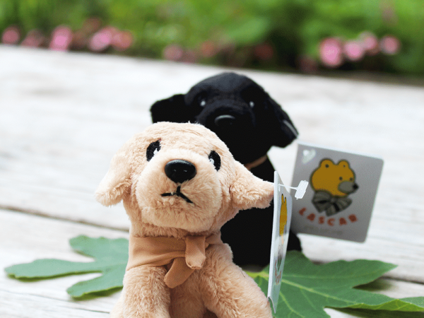 Porte clef avec une petite peluche noir en forme de chien avec un dossard "Chiens Guides de Paris"