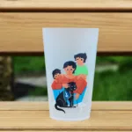 Gobelet illustrant le pôle famille d'accueil avec un adulte et ses deux enfants auprès d'un élève chien guide