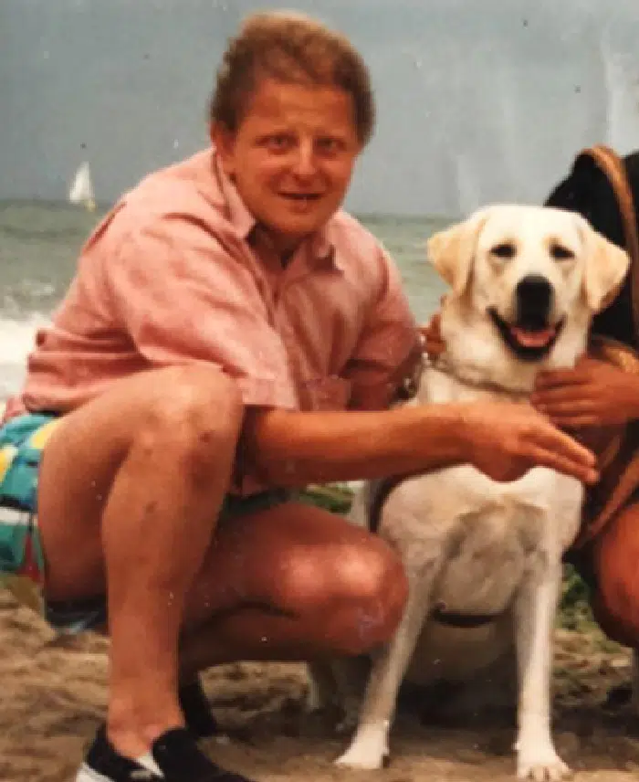 Monsieur Tachnakian à la plage avec Ixanne, son premier chien guide qu'il aimait tant