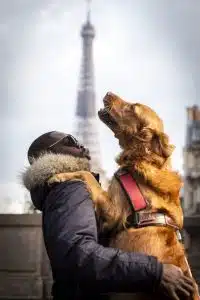 Benkader est devant la tour Eiffel, il a le visage vers Neko et l'enlace. Neko a la tête tournée vers le ciel. 