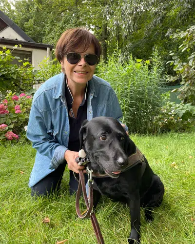 Notre trésorière posant avec un chien 