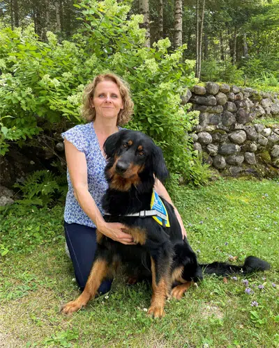 Frédérique Beaurain posant avec un chien guide