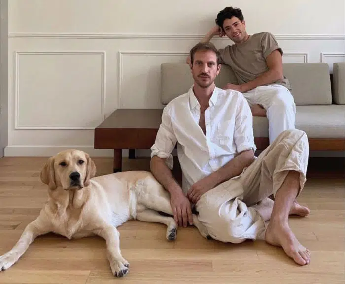 Romain et son conjoint sont assis avec Rodin qui est allongé à leurs pieds