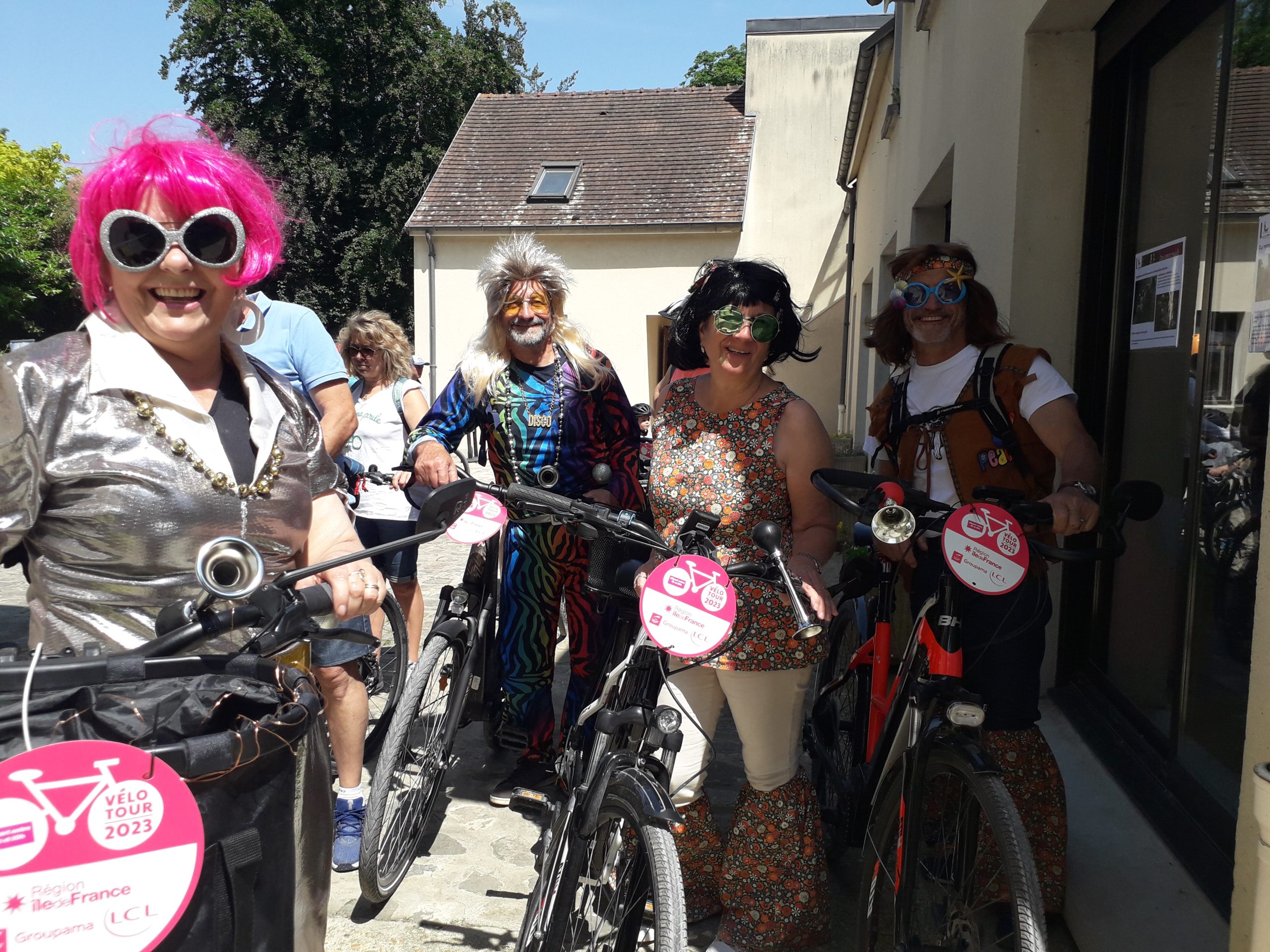 Participants au vélo tour déguisés en star du disco des années 70