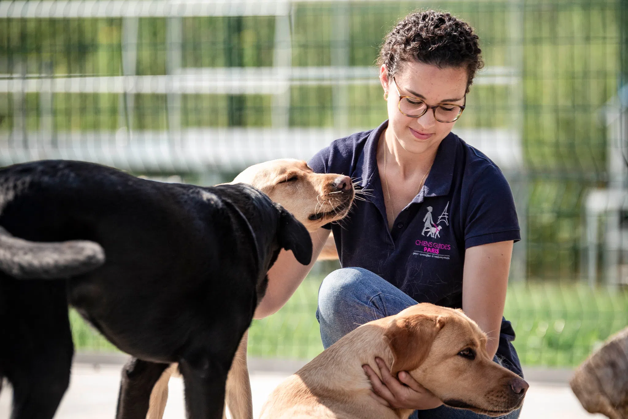 Noémie, éducatrice caresse ses chiens