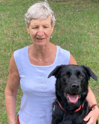 Martine Ancquetil est assise avec Rusty