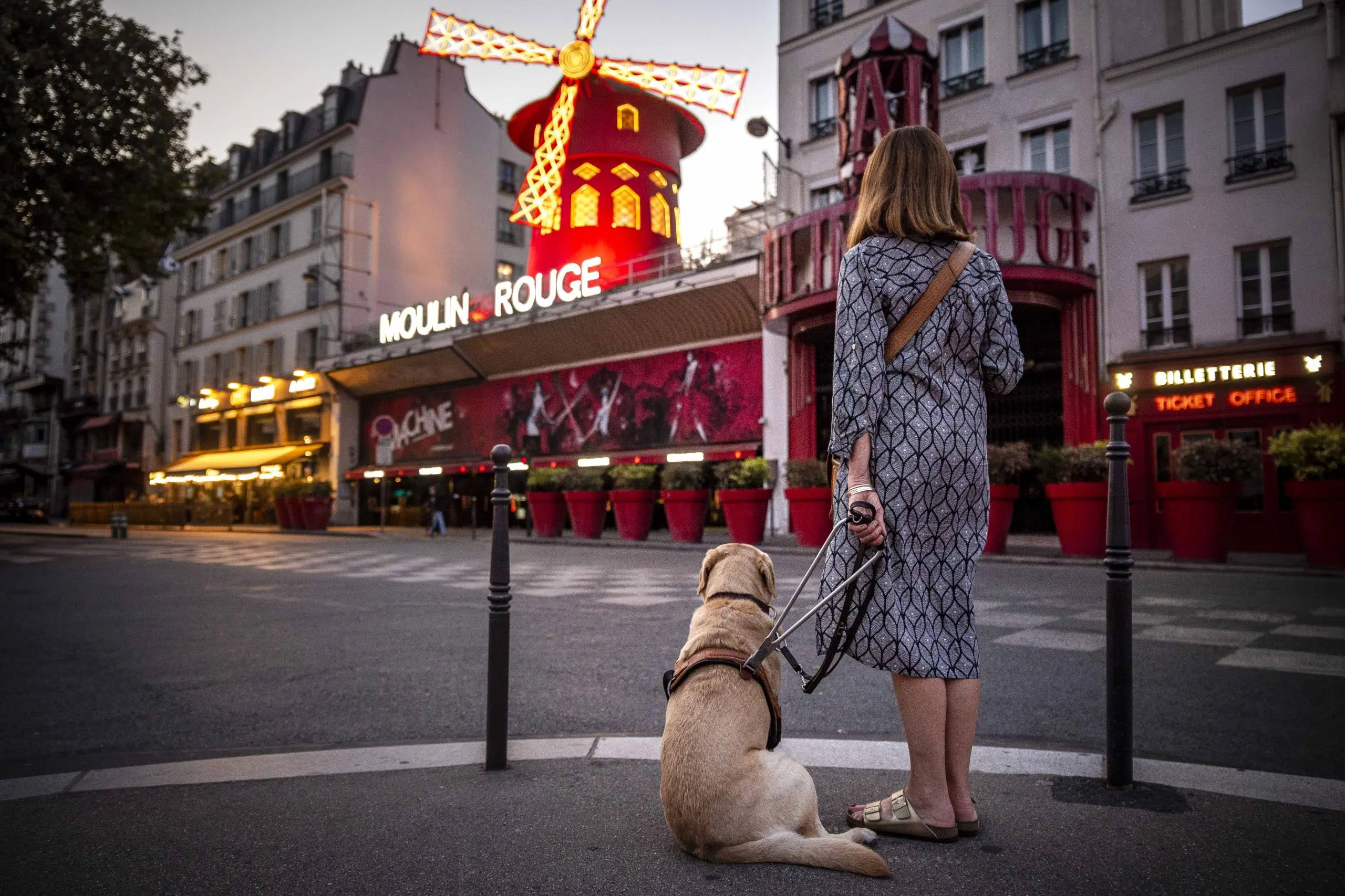 Marie-Pierre et sa chienne Lys son devant le moulin rouge