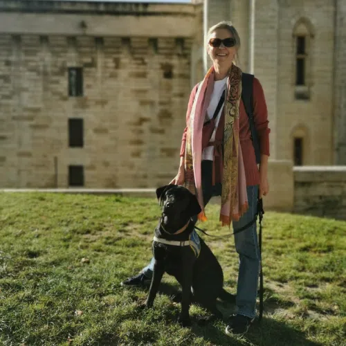 Trust, labrador noir pose fièrement avec sa famille d'accueil 