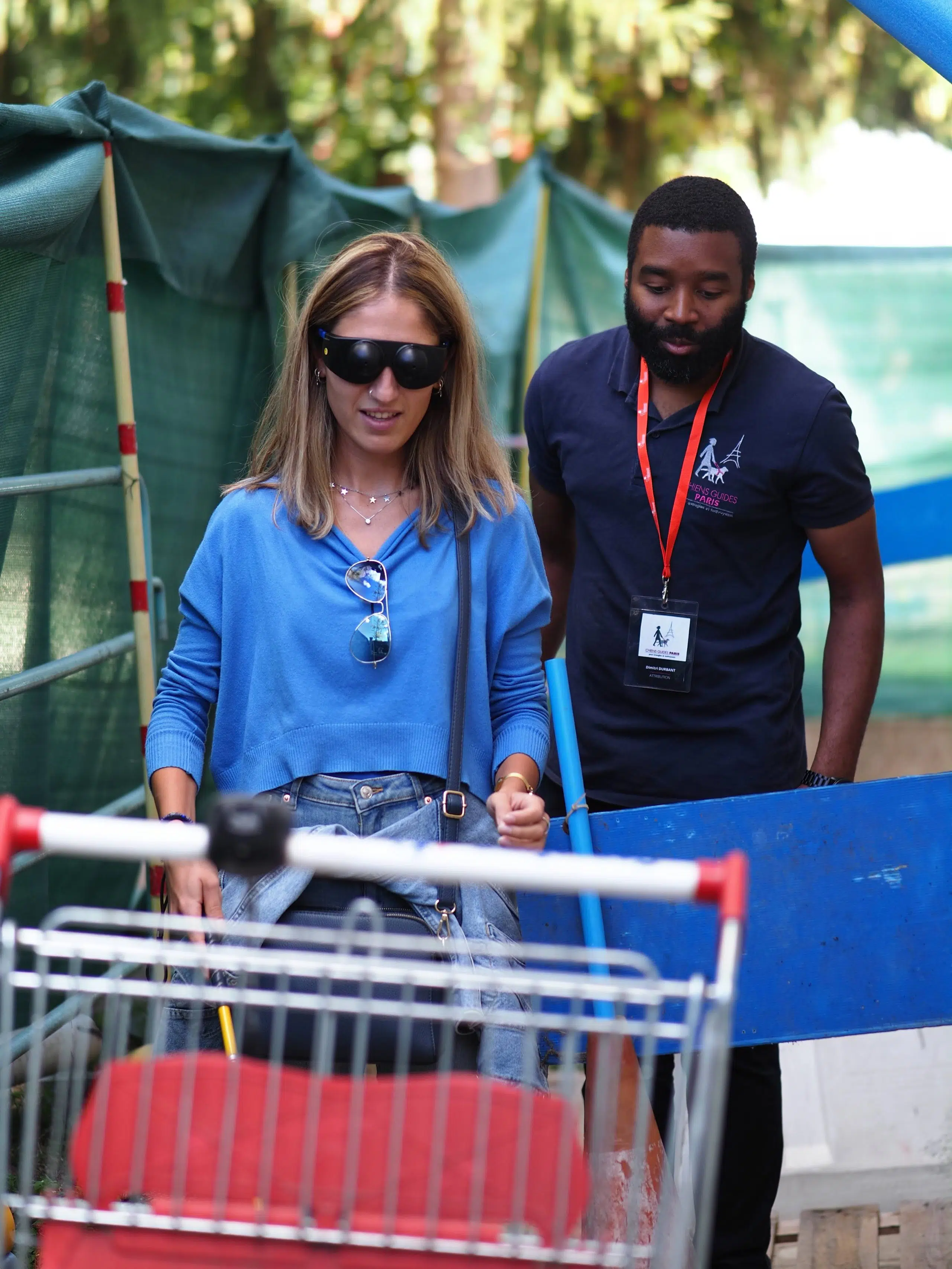 Dimitri, instructeur en locomotion est avec une jeune femme qui test un parcours de sensibilisation à la déficience visuelle 