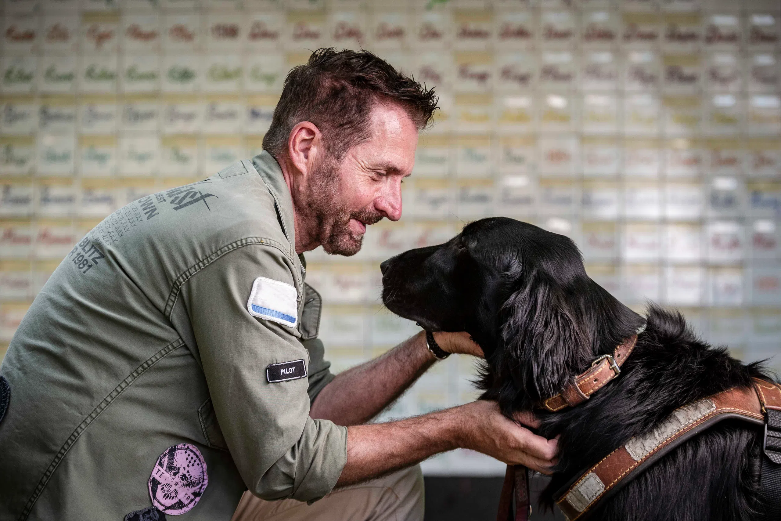 Bruno et Natsu, son chien guide se tiennent devant le mémorial de l'école