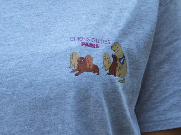 gros plan t-shirt avec logo Chiens Guides Paris