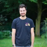 Photo boutique t-shirt noir avec une illustration du pôle élevage