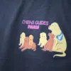 Gros plan de l'illustration, sur le t-shirt noir, de l'élevage