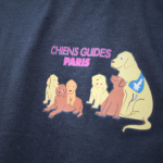 Gros plan de l'illustration, sur le t-shirt noir, de l'élevage