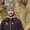 Bonnet sans pompon gris foncé, avec l'écriture brodé " Chiens Guides Paris " sur le devant en rose