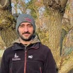 Bonnet sans pompon gris foncé, avec l'écriture brodé " Chiens Guides Paris " sur le devant en rose
