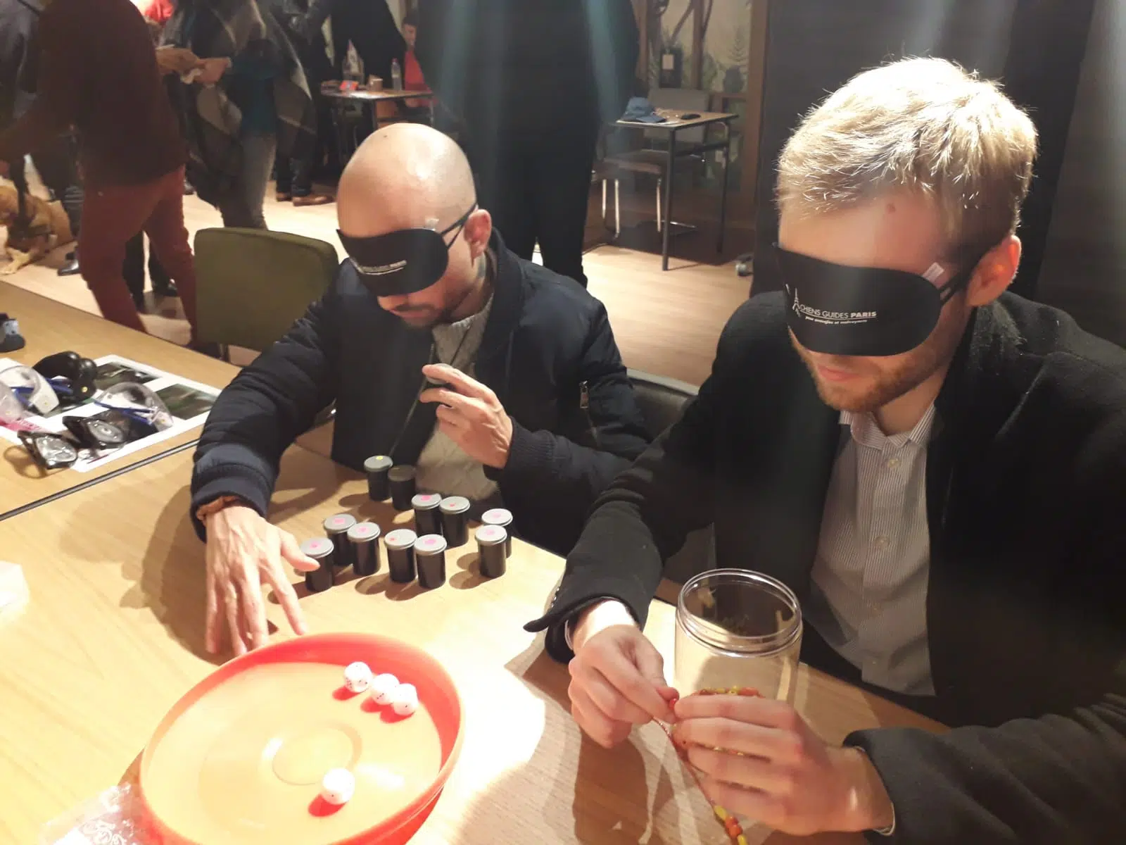 Deux hommes portant un masque sur les yeux lors d'une sensibilisation
