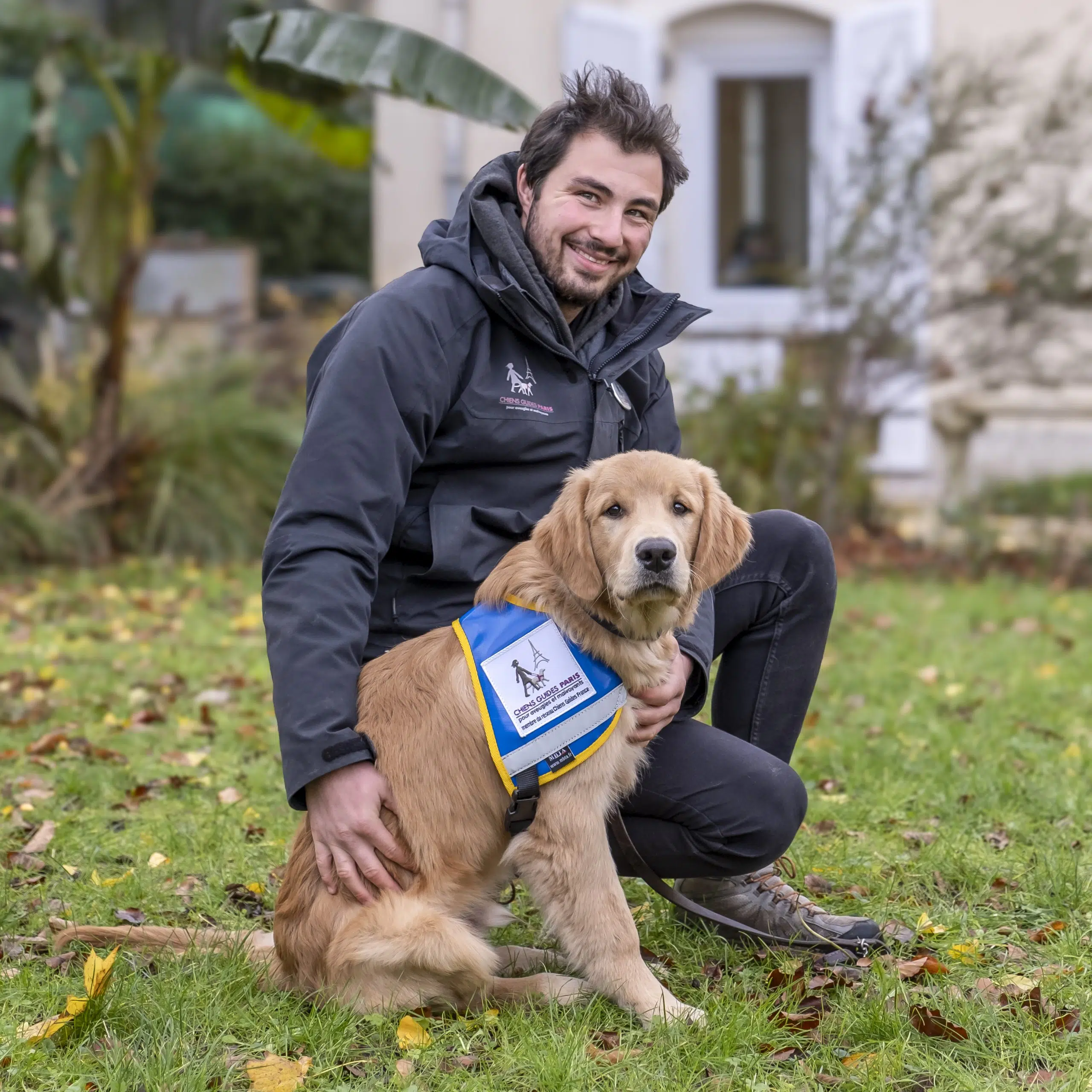 Jonathan pose avec un de ses chiots. C'est un golden. Crédit photo Clément Dorval  Ville de Paris