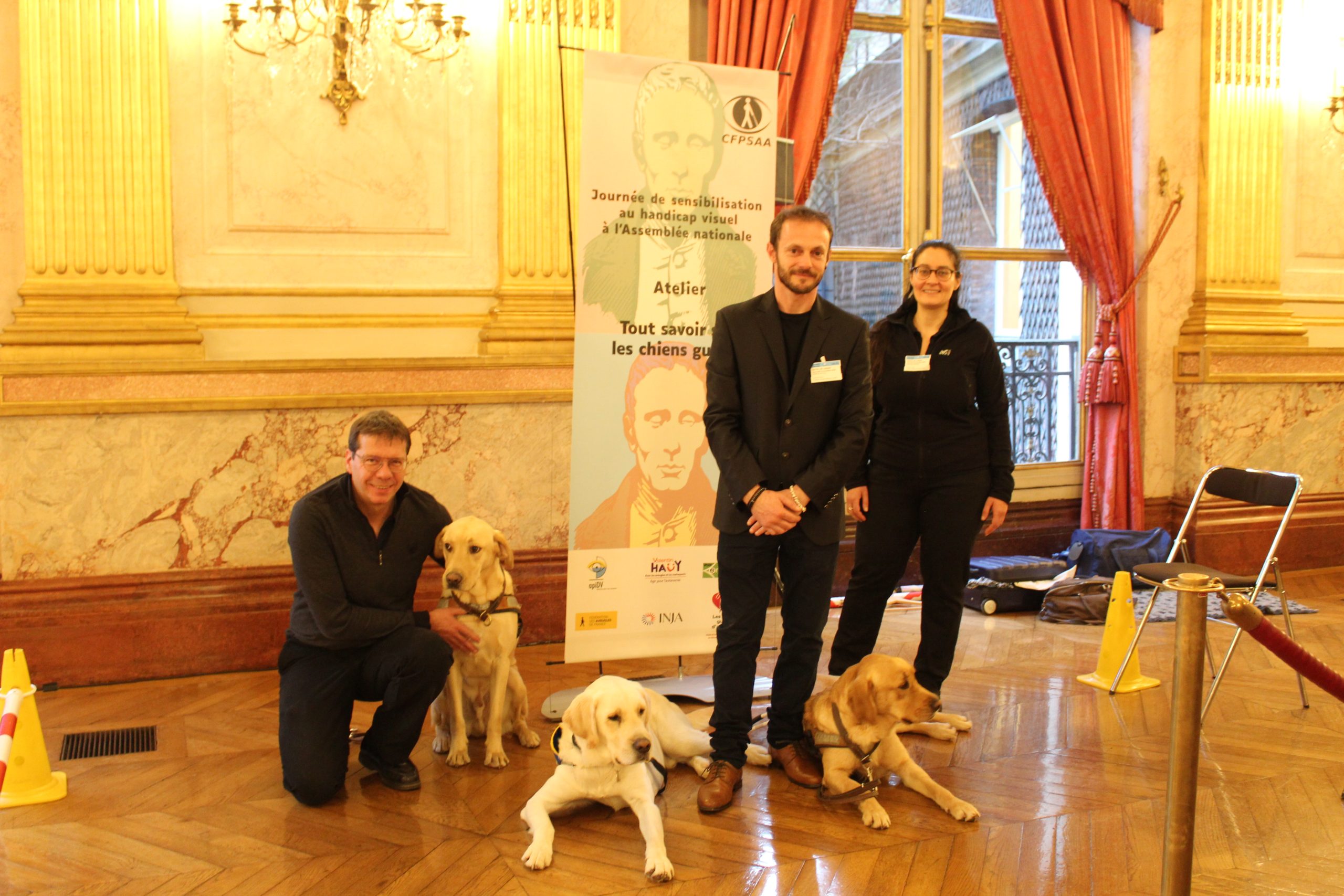 Stephane, Mathieu et Honorine posant avec Shaggy Sisley et Timy à l'Assemblée Nationale lors d'une sensibilisation