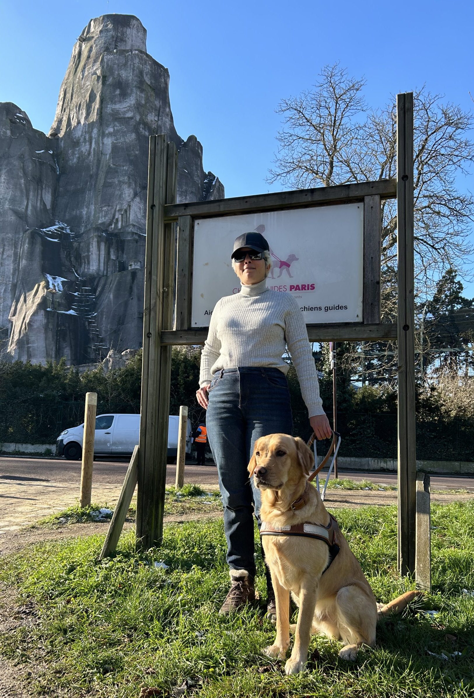 Valentine et Timy devant l'Ecole de Chiens Guides de Paris