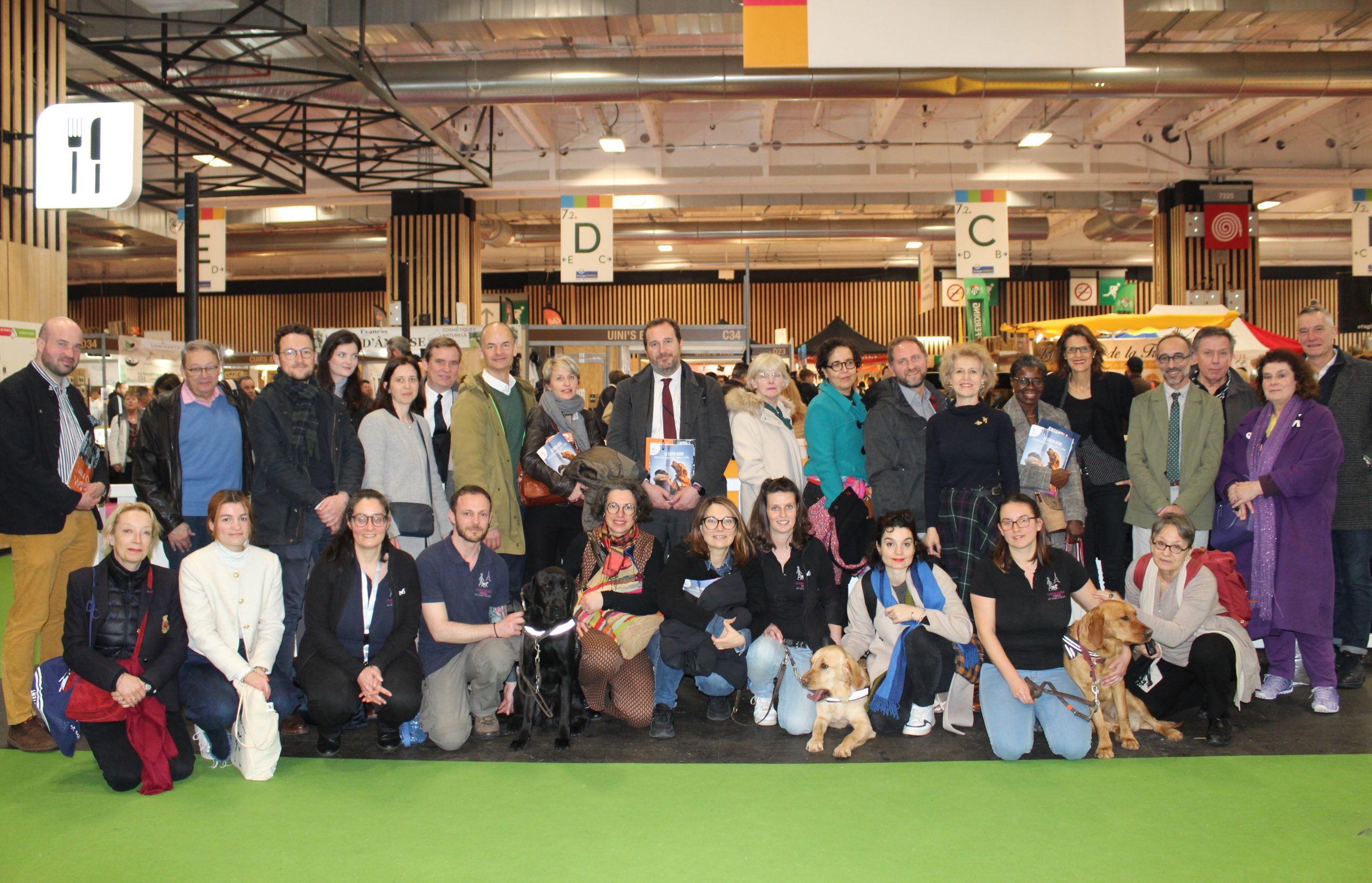 L'équipe de l'Ecole de Chiens Guides de Paris avec les hauts fonctionnaires.