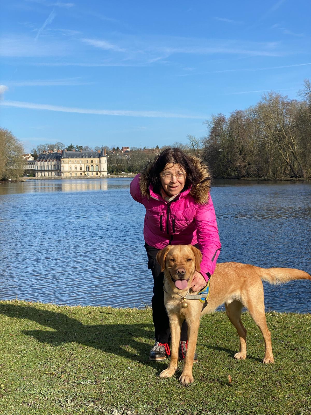 Annick et Toon devant un lac