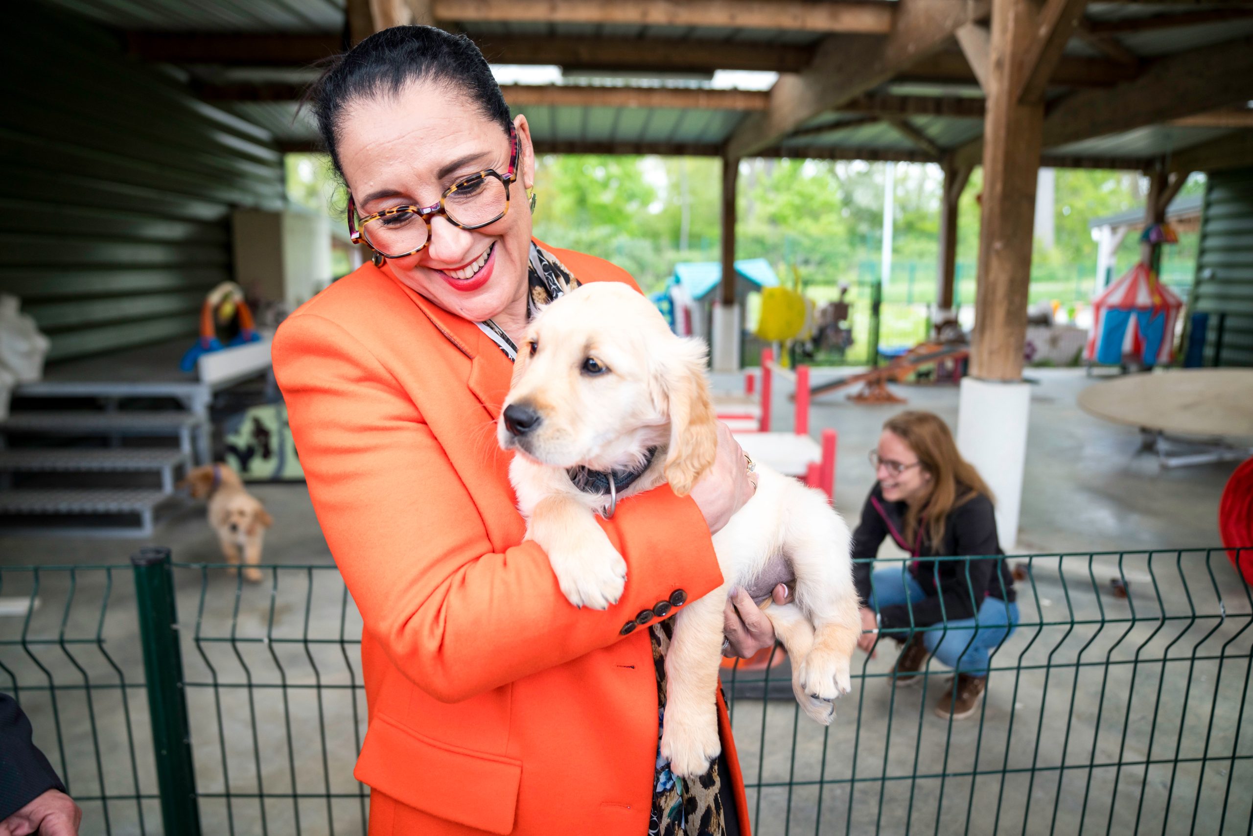 Madame la ministre Fadila Khattabi avec Volt, chiot golden retriever de 2 mois