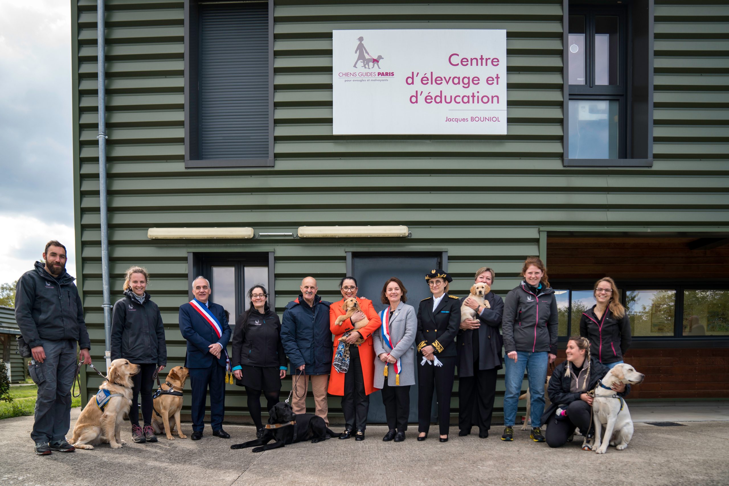 Photo de groupe devant le centre d'élevage et d'éducation jacques bouniol