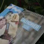 Photo prise de coté du calendrier en faisant un focus sur la date " Calendrier 2026"