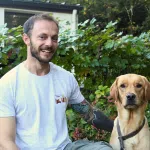 T-shirt gris homme aux couleurs de Chiens Guides Paris avec une illustration du pôle élevage