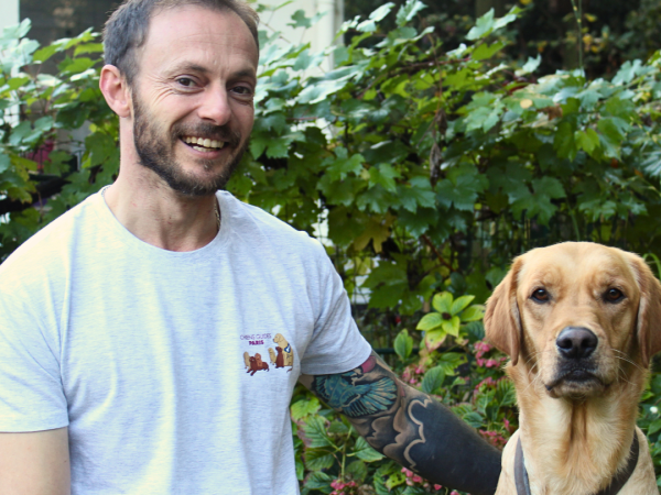 T-shirt gris homme aux couleurs de Chiens Guides Paris avec une illustration du pôle élevage
