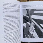 Photo d’illustration du livre : une page de texte accompagnée d’une page avec la photographie d’un chien portant son harnais de travail.