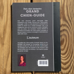 Photo de l'arrière du livre , avec le résumé du livre " petit chiot deviendra Grand Chien-Guide "